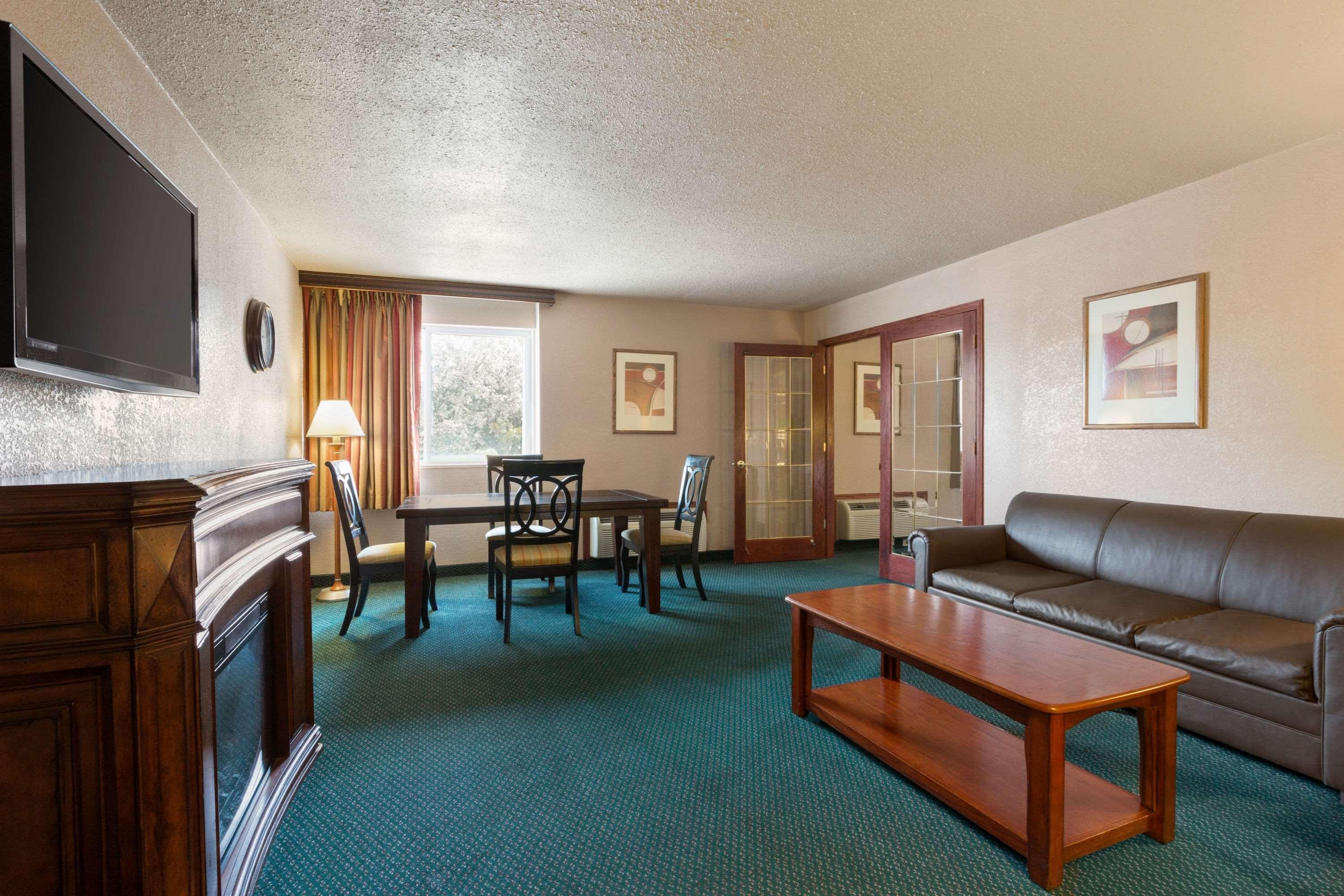 Hotel Ramada By Wyndham Bismarck Exteriér fotografie